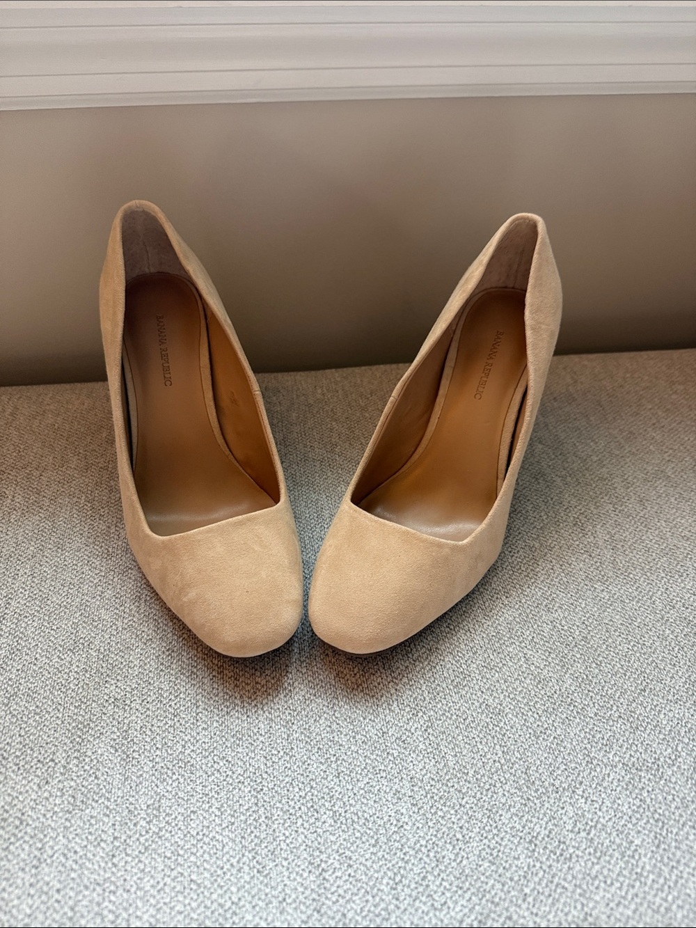 Banana Republic Tan Suede Pumps
